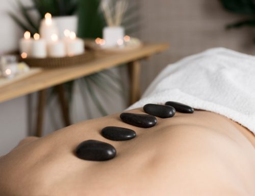 Masajes gays con piedras calientes: beneficios y técnica básica   