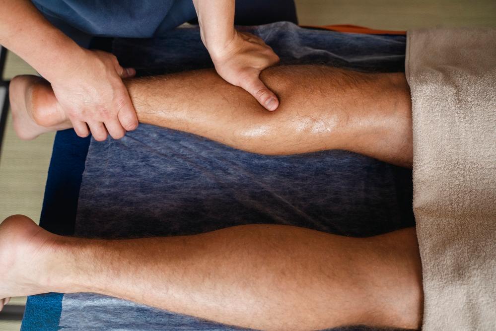 Beneficios del masaje en pies y pantorrillas en encuentros gays   