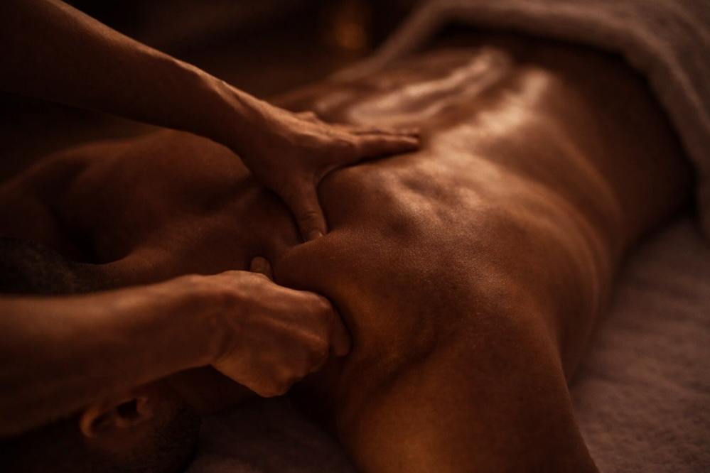 Errores habituales durante un masaje gay que afectan el placer
