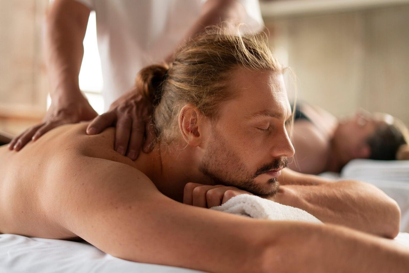 Explorando la conexión emocional en masajes para parejas gay