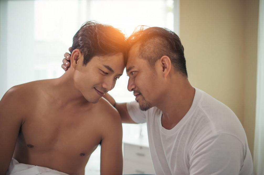 Masaje gay en pareja: cómo aumentar la conexión emocional paso a paso   